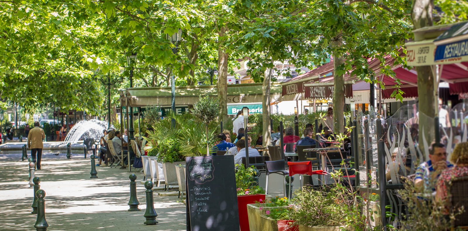 Terrasses sur les Allées Provençales de Montélimar proche de la véloroute voie verte Viarhôna