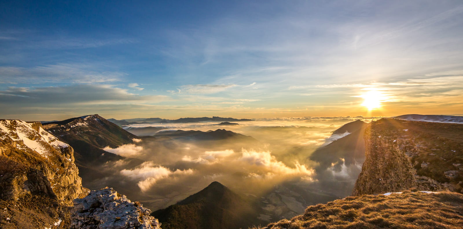 coucher de soleil et nuages sur les montagnes du parc naturel régional du Vercors