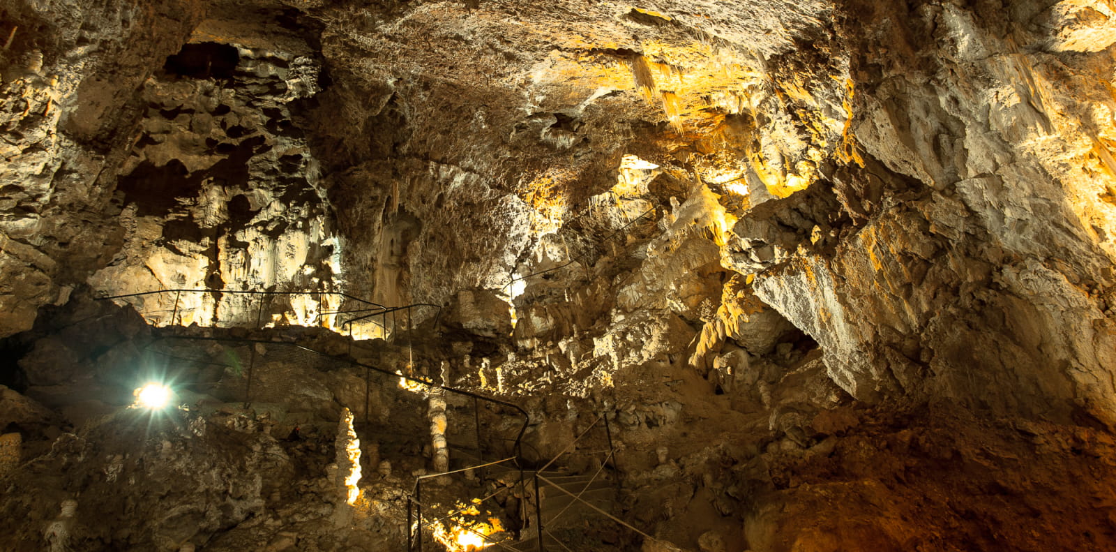 interieur d'une grotte dans le Vercors Drôme