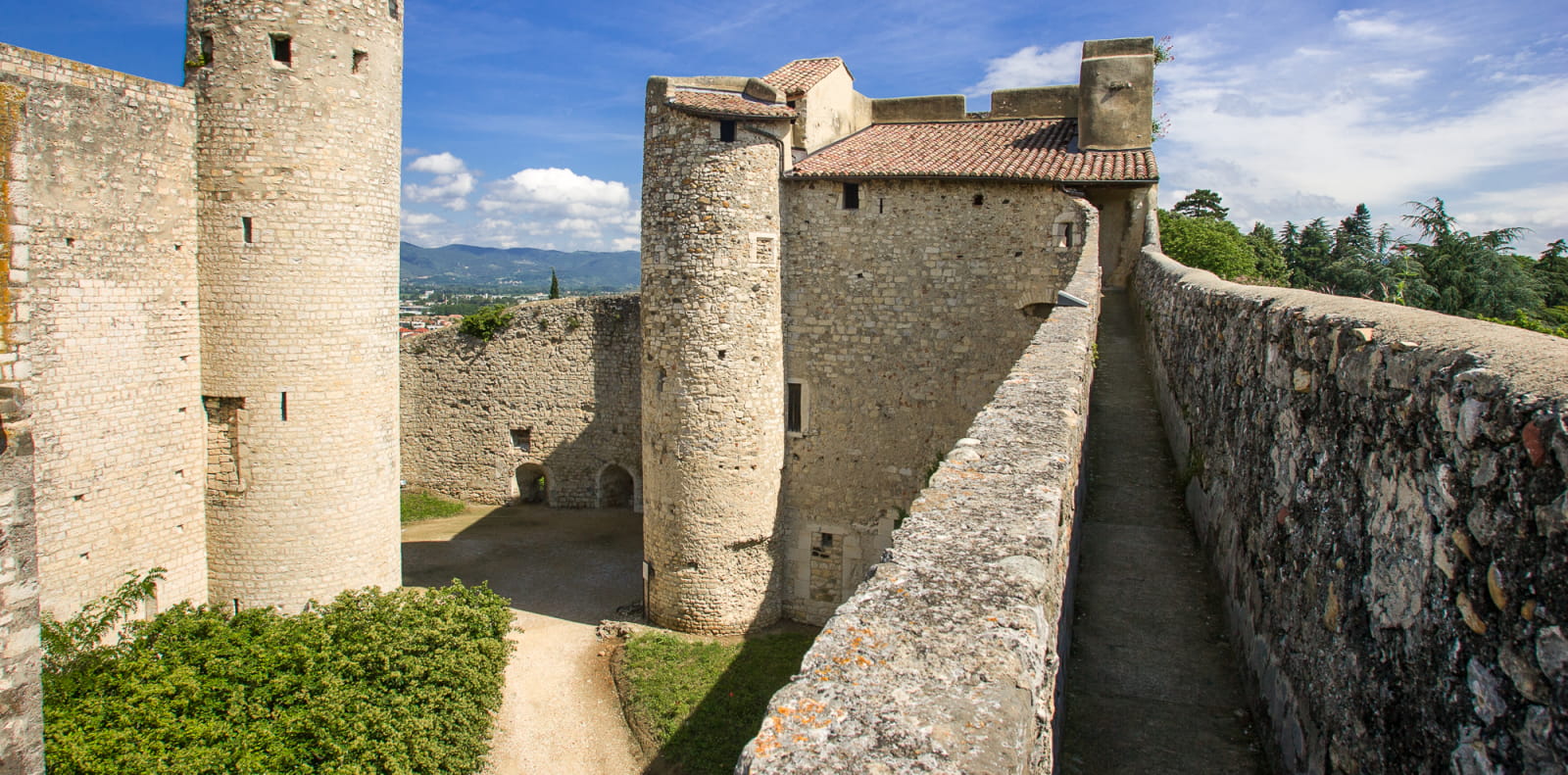 Vue sur le château des Adhémar à Montélimar