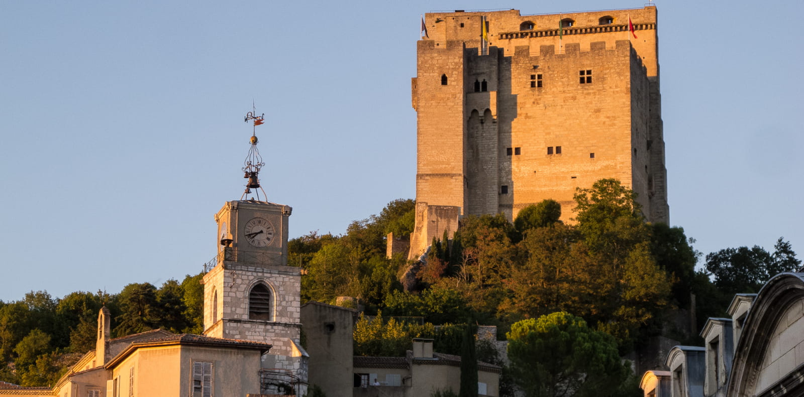 Le donjon de la Tour de Crest le long du tracé de la véloroute voie verte la Vélodrôme