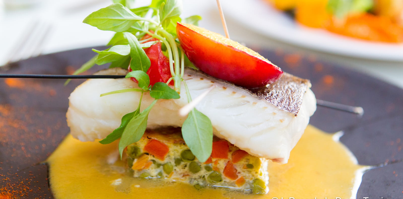 plat de chef: filet de poisson sur flan de légumes