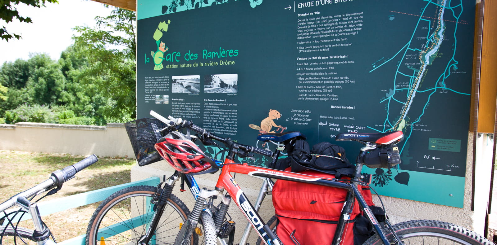 deux VTT devant la gare des ramières