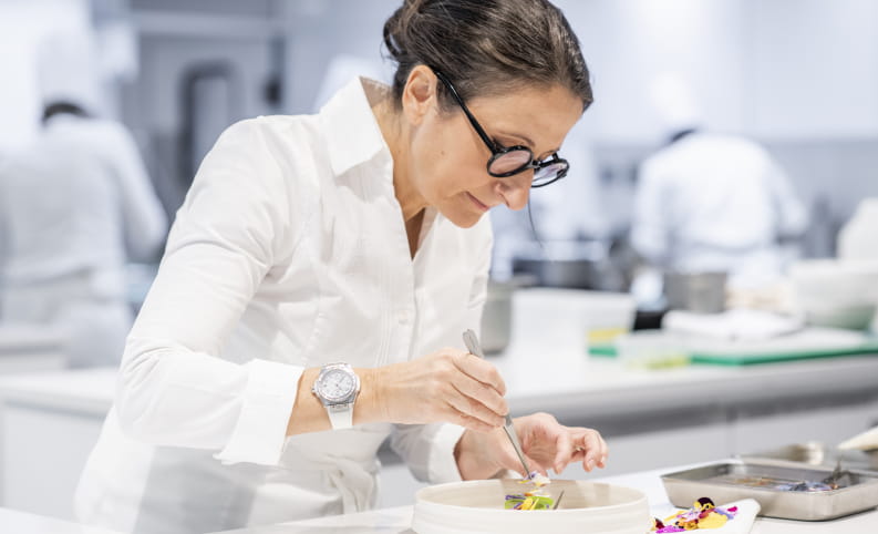 Anne-Sophie Pic en pleine création culinaire dans sa cuisine à Valence