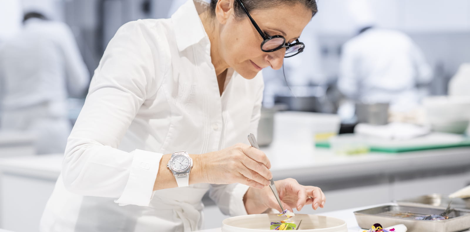 Anne-Sophie Pic en pleine création culinaire dans sa cuisine à Valence